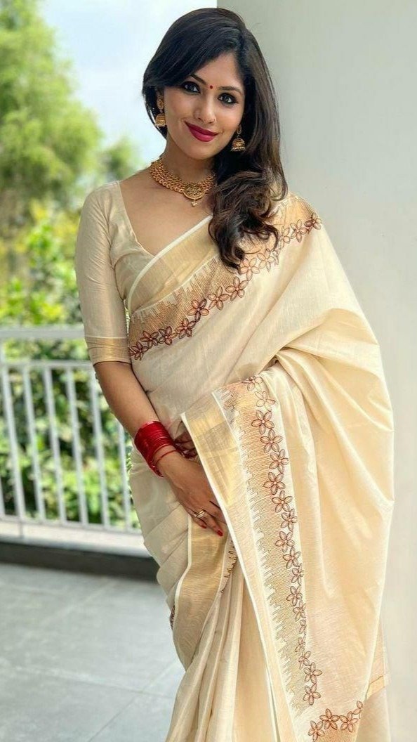 Premium Golden Tissue Kerala Saree - Image 2